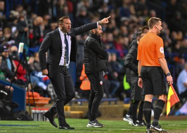 Bolton Wanderers teknik direktörü Ian Evatt (m), 7 Ocak 202 'de Bolton Stadyumu' nda oynanan Sky Bet 1 maçında Bolton Wanderers, Plymouth Argyle 'a karşı yedekleme hareketlerini ve bağırışlarını gösteriyor.