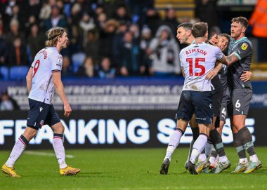 Plymouth Argyle defans oyuncusu James Wilson (5) ve Bolton Wanderers forvet Jn Dai Bvarsson (9) arasında oynanan Sky Bet 1 karşılaşmasında Bolton Wanderers - Plymouth Argyle - Bolton Stadyumu, Bolton, Birleşik Krallık