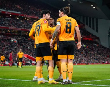 Wolverhampton Wanderers 'dan Rubn Neves 7 Ocak 2023' te Anfield, Liverhampton Wanderers 'a karşı oynanan Liverpool FA Cup üçüncü tur karşılaşmasında gol kralı Gonalo Guedes' i 0-1 yendiği için tebrik ediyor.