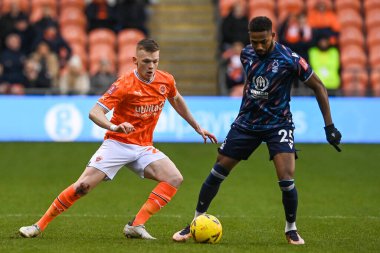 Blackpool 'dan Andy Lyons # 24 ve Emmanuel Dennis # 25 Nottingham Ormanı' ndan # 25 Emirates FA Kupası 3. tur karşılaşmasında Blackpool Nottingham Ormanı 'na karşı Bloomfield Road, Blackpool, Birleşik Krallık, 7 Ocak 202