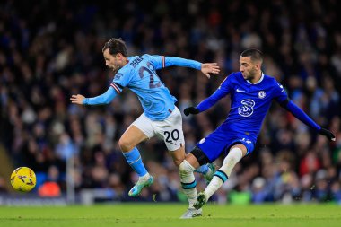 Manchester City 'den Bernardo Silva # 20 ve Hakim Ziyech # 22 of Chelsea Ziyech, 8 Ocak 202 tarihinde Etihad Stadyumu' nda Manchester City ile Chelsea arasındaki üçüncü tur karşılaşmasında top için mücadele etti.