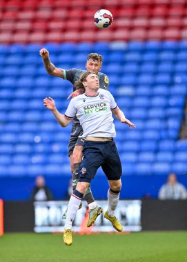 Plymouth Argyle (6) defans oyuncusu Dan Scarr (6), 7 Ocak 202 'de Bolton Stadyumu, Bolton Üniversitesi' nde Bolton Wanderers - Plymouth Argyle maçında havada mücadele etti.