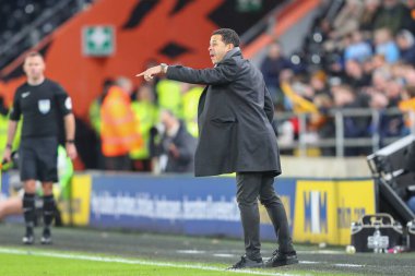 Hull City 'nin teknik direktörü Liam Rosenior, 7 Ocak 202' de Hull City 'nin Fulham' a karşı oynadığı Emirates FA Cup üçüncü tur karşılaşmasında oyuncularına talimat verir.