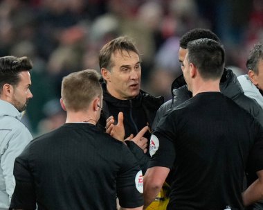 Wolverhampton Wanderers 'ın teknik direktörü Julen Lopetegui, 7 Ocak 202' de İngiltere 'nin Liverpool kentinde oynanan Liverpool-Wolverhampton Wanderers maçında son düdük çaldıktan sonra Hakem Andrew Madley ile konuştu.