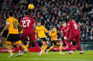 Liverpool 'dan Ben Doak, 7 Ocak 202' de İngiltere 'nin Liverpool kentinde oynanan Liverpool-Wolverhampton Wanderers maçında üçüncü turda yaptığı curling atışını izliyor.