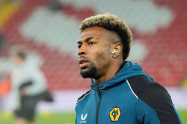 Wolverhampton Wanderers 'dan Adama Traor # 37, 7 Ocak 2023' te Anfield, Liverpool, İngiltere 'de oynanan Liverhampton Wanderers maçından önce sahaya bakıyor.