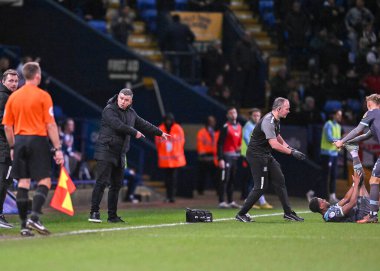 Plymouth Argyle teknik direktörü Steven Schumacher, 7 Ocak 202 'de Bolton Stadyumu' nda oynanan Sky Bet 1 maçında Bolton Wanderers - Plymouth Argyle maçında yedek kulübesine işaret ederek el kol hareketi yapıyor ve bağırıyor.