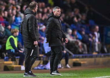 Plymouth Argyle teknik direktörü Steven Schumacher, 7 Ocak 202 'de Bolton Stadyumu' nda oynanan Sky Bet 1 maçında Bolton Wanderers - Plymouth Argyle maçında yedek kulübesine işaret ederek el kol hareketi yapıyor ve bağırıyor.