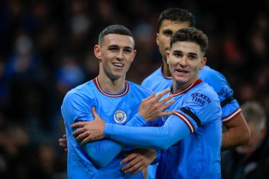 Manchester City 'den Phil Foden takım arkadaşlarıyla birlikte golünü kutluyor ve 8 Ocak 202 tarihinde Etihad Stadyumu' nda Manchester City Chelsea 'ye karşı oynanan üçüncü tur Emirlikler Kupası karşılaşmasında skoru 3-0 yapıyor.