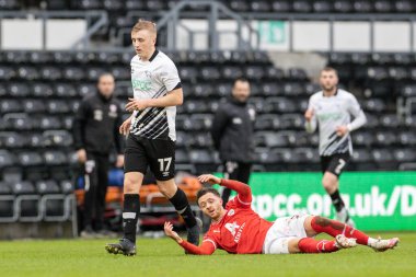Barnsley 'den Jordan Williams # 2 Derby County' den Louie Sibley # 17 ve Derby County 'den Derby County - Barnsley maçında 8 Ocak 202 tarihinde İngiltere' nin Pride Park Stadyumu 'nda faul yaptı.