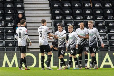Derby County 'den Jason Knight, 8 Ocak 202' de İngiltere 'nin Derby Park Stadyumu' nda oynanan Derby County - Barnsley maçında 3-0 'lık galibiyet golünü kutluyor.