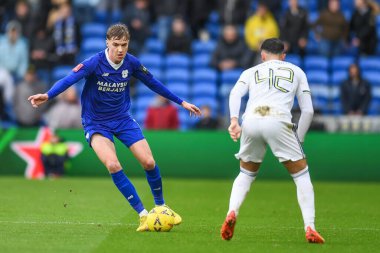 Cardiff City 'den Joel Bagan, 8 Ocak 202' de Cardiff City Stadyumu 'nda Leeds United' ın Leeds United 'a karşı oynanan üçüncü tur karşılaşmasında Leeds United' ın 42 numaralı oyuncusu Sam Greenwood 'u yendi.
