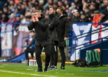 Plymouth Argyle teknik direktörü Steven Schumacher, 7 Ocak 202 'de Bolton Stadyumu' nda oynanan Sky Bet 1 maçında Bolton Wanderers - Plymouth Argyle maçında yedek kulübesine işaret ederek el kol hareketi yapıyor ve bağırıyor.