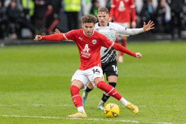 Barnsley 'den Josh Martin # 14 numara, 8 Ocak 202' de Birleşik Krallık 'ın Pride Park Stadyumu' nda oynanan Derby County - Barnsley maçında üçüncü tur müsabakasında sahada.