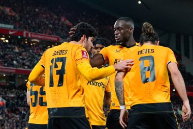 Wolverhampton Wanderers 'ın 24 numaralı oyuncusu Toti Gomes, 7 Ocak 2023' te Anfield, Liverhampton Wanderers 'a karşı oynanan Liverpool FA Cup üçüncü tur karşılaşmasında 0-1 öne geçen golcü Gonalo Guedes' i tebrik ediyor.