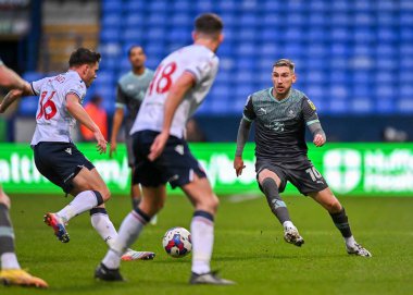Plymouth Argyle orta saha oyuncusu Danny Mayor (10), 7 Ocak 202 'de Bolton Stadyumu' nda oynanan Sky Bet League 1 karşılaşmasında Bolton Wanderers - Plymouth Argyle maçında topu ileri atıyor.
