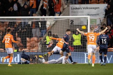 Blackpool 'dan 26 numaralı Ian Poveda, 7 Ocak 202' de Bloomfield Road, Blackpool, Birleşik Krallık 'ta oynanan Blackpool-Nottingham Forest maçında üçüncü tur karşılaşmasında üçüncü kaleye yükseldi.