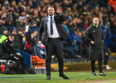 Bolton Wanderers teknik direktörü Ian Evatt (m), 7 Ocak 202 'de Bolton Stadyumu' nda oynanan Sky Bet 1 maçında Bolton Wanderers, Plymouth Argyle 'a karşı yedekleme hareketlerini ve bağırışlarını gösteriyor.