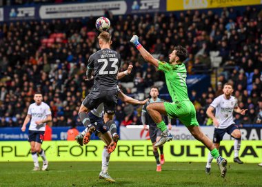Plymouth Argyle forvet Ben Waine (23) Bolton Wanderers kalecisi James Trafford (19) ve Bolton Stadyumu 'nda oynanan Sky Bet 1 maçında Bolton Wanderers - Plymouth Argyle maçında gol çizgisinden atıldı., 