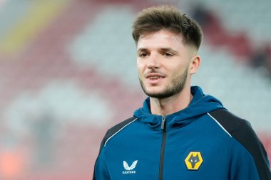 Wolverhampton Wanderers 'ın 13 numarası Matija arki, 7 Ocak 2023' te Anfield, Liverpool, İngiltere 'de oynanan Liverhampton Wanderers-Wolverhampton maçından önce sahayı teftiş ediyor.