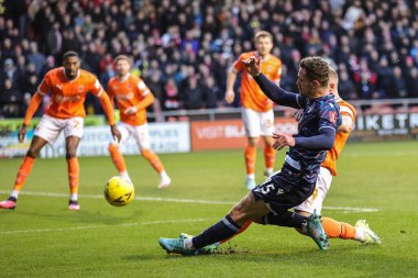 Nottingham Ormanının 15 numaralı Harry Toffolo, Blackpool 'da oynanan Emirates FA Cup 3. tur karşılaşmasında Blackpool Nottingham Ormanı' na karşı 7 Ocak 202 'de oynanan Blackpool' da Blackpool 'lu Shayne Lavery' nin izlediği topu geçiyor.