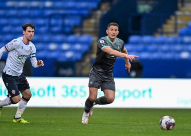 Plymouth Argyle orta saha oyuncusu Jordan Houghton (4), 7 Ocak 202 'de Bolton Stadyumu' nda oynanan Sky Bet 1 karşılaşmasında Bolton Wanderers 'a karşı Plymouth Argyle maçında pas arıyor.