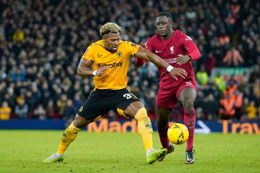 Liverpool 'dan İbrahima Konat # 5, 7 Ocak 2023 tarihinde Anfield, Liverpool, İngiltere' de oynanan Liverhampton Wanderers maçında Wolverhampton Wanderers 'ın oynadığı Liverpool üçüncü tur karşılaşmasında Wolverhampton Wanderers' ın 37 numaralı oyuncusu Adama Traor ile birlikte top için mücadele etmektedir.