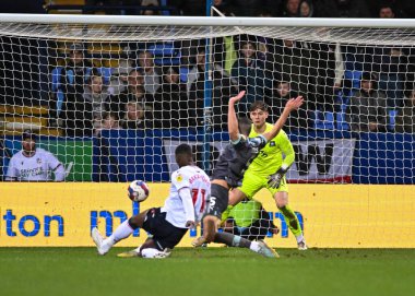 Plymouth Argyle defansı James Wilson (5), Bolton Wanderers forveti Amadou Bakayoko (11) maçında Bolton Wanderers - Plymouth Argyle maçında Bolton Stadyumu, Bolton, Birleşik Krallık 'ta 7 Ocak' ta oynanan maçta forma giydi.