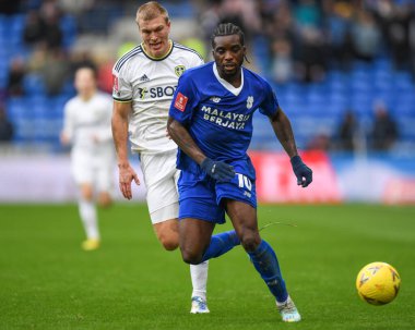 Cardiff City 'den Sheyi Ojo # 10, Cardiff City Stadyumu' nda Cardiff City - Leeds United maçında Leeds United 'ın 25 numarası Rasmus Kristensen' in baskısı altında.