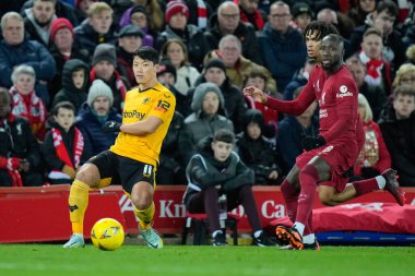 Wolverhampton Wanderers 'ın 11 numarası Hwang Hee-Chan, 7 Ocak 202' de Anfield, Liverpool 'da Liverhampton Wanderers' a karşı oynanan Liverpool FA Cup üçüncü tur karşılaşmasında topu geçiyor.