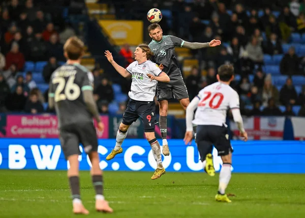 Plymouth Argyle defans oyuncusu Macaulay Gillesphey (3), 7 Ocak 202 'de Bolton Stadyumu' nda Bolton Wanderers - Plymouth Argyle maçında havada mücadele etti.