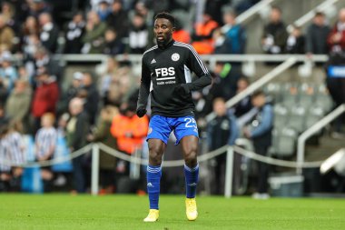 Leicester City 'den Wilfred Ndidi # 25 numara Carabao Kupası çeyrek final maçı öncesinde St.James' s Park, Newcastle, İngiltere, 10 Ocak 202 'de oynanan Newcastle United - Leicester City maçında ısınma turunda