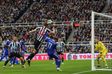 Newcastle United takımının 33 numaralı Dan Burn, Carabao Kupası çeyrek final maçı sırasında St.James 's Park, Newcastle, İngiltere' de oynanan Newcastle United - Leicester City maçında haç ile bağlantı kurmayı başaramadı.