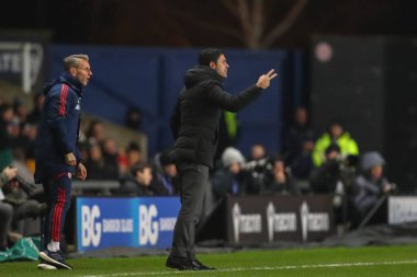 Arsenal 'in Mikel Arteta teknik direktörü, 9 Ocak 2023 tarihinde Oxford United ile Arsenal' in Oxford Stadyumu 'nda oynanan üçüncü tur müsabakasında Arsenal' in Fbio Vieira # 21 'i ile oynanan karşılaşmaya tepki gösterdi.