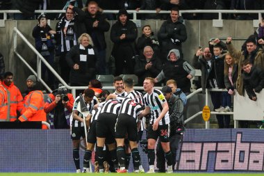 Newcastle United takımından Dan Burn, 10 Ocak 202 'de St.James' s Park, Newcastle, İngiltere 'de oynanan Newcastle United - Leicester City maçında 1-0 öne geçme golünü kutluyor.