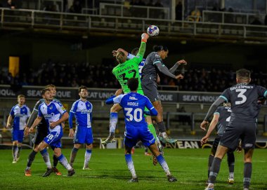 Bristol Rovers kalecisi Anssi Jaakkola (32), Papa John 's Trophy maçında Bristol Rovers - Plymouth Argyle maçı sırasında İngiltere' nin Bristol şehrinde 10 Ocak 202 tarihinde oynanan Memorial Stadyumu 'nda topa vuruyor.