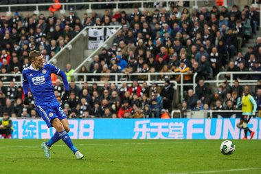 Leicester City 'den Jamie Vardy # 9 numara, Newcastle United ile Newcastle United' ın 10 Ocak 202 'de St.James' s Park, Newcastle 'da oynanan Newcastle United - Leicester City maçında Nick Pope # 22 numara ile teke tek oynandığında geniş bir atış yapıyor.