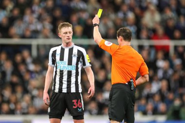 Hakem Darren England, Newcastle, İngiltere 'de 10 Ocak 202' de oynanan Carabao Kupası çeyrek final maçında Sean Longstaff # 36 'ya sarı kart verdi.