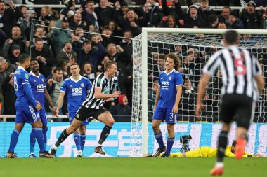 Newcastle United takımından Dan Burn, 10 Ocak 202 'de St.James' s Park, Newcastle, İngiltere 'de oynanan Newcastle United - Leicester City maçında 1-0 öne geçme golünü kutluyor.