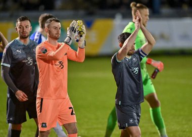 Plymouth Argyle orta saha oyuncusu Joe Edwards (8) ve Plymouth Argyle kalecisi Callum Burton (25), Papa John 's Trophy karşılaşmasında Bristol Rovers' a karşı Plymouth Argyle Anıt Stadyumu, Bristol, İngiltere 'de 10 Ocak' ta oynanan karşılaşmada serbest kaldılar.