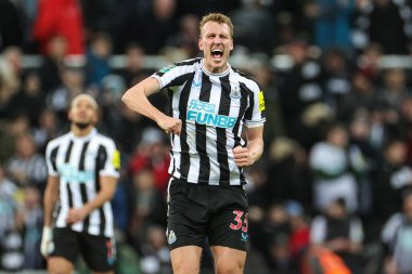 Newcastle United takımından Dan Burn, 10 Ocak 202 'de St.James' s Park, Newcastle, İngiltere 'de oynanan Newcastle United - Leicester City maçında 1-0 öne geçme golünü kutluyor.