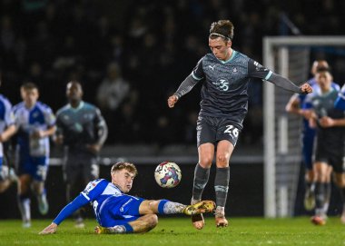 Plymouth Argyle orta saha oyuncusu Callum Wright (26), Bristol Rovers orta saha oyuncusu Glenn Whelan (25), Papa John 's Trophy karşılaşmasında Bristol Rovers' ın Bristol, İngiltere 'deki Memorial Stadyumu' nda Plymouth Argyle 'a karşı oynadığı maçta faul yaptı.