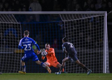 Bristol Rovers orta saha oyuncusu Luke McCormick (23) bir atış yaptı ve Plymouth Argyle kalecisi Callum Burton (25) Papa John 's Trophy karşılaşmasında Bristol Rovers' a karşı Plymouth Argyle, Bristol, İngiltere, 10.