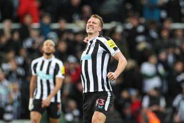 Newcastle United takımından Dan Burn, 10 Ocak 202 'de St.James' s Park, Newcastle, İngiltere 'de oynanan Newcastle United - Leicester City maçında 1-0 öne geçme golünü kutluyor.