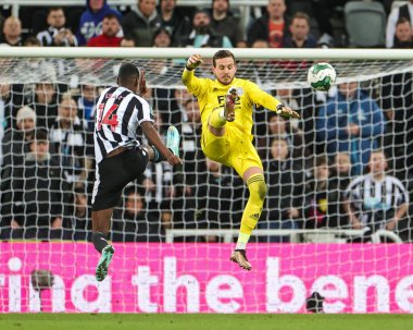 Leicester City 'den Danny Ward topu Newcastle United' ın 14 numarası Alexander Isak 'tan alıyor. Newcastle United, Leicester City' e karşı 10 Ocak 202 'de St. James' s Park, Newcastle 'da oynanan Carabao Kupası çeyrek final maçında.
