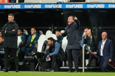 Leicester City 'nin teknik direktörü Brendan Rodgers Carabao Kupası çeyrek final maçında takımına talimat veriyor. Newcastle United, Leicester City' ye karşı, St. James 's Park, Newcastle, İngiltere, 10 Ocak 202