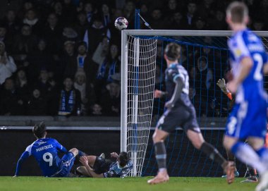 Plymouth Argyle orta saha oyuncusu Joe Edwards (8), Bristol Rovers 'ın Papa John' s Trophy karşılaşmasında Bristol Rovers 'a karşı Plymouth Argyle' a karşı oynadığı 10 Ocak 202 'de Bristol, İngiltere' deki Memorial Stadyumu 'nda Bristol Rovers' a attığı atışı engelledi.