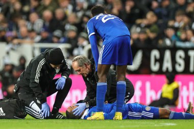 Leicester City 'den Youri TiEleans # 8, 10 Ocak 202' de St.James 's Park, Newcastle, İngiltere' de oynanan Carabao Kupası çeyrek final maçı sırasında başına aldığı darbe nedeniyle tedavi görüyor.