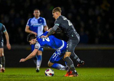 Plymouth forvet Ben Waine (23), Bristol Rovers orta saha oyuncusu Antony Evans 'a (21) Bristol Rovers - Plymouth Argyle maçında faul yaptı.