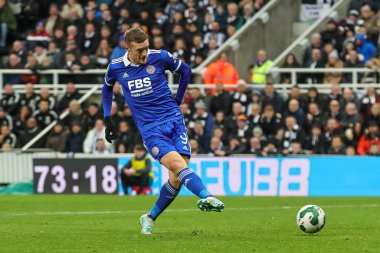 Leicester City 'den Jamie Vardy # 9 numara, Newcastle United ile Newcastle United' ın 10 Ocak 202 'de St.James' s Park, Newcastle 'da oynanan Newcastle United - Leicester City maçında Nick Pope # 22 numara ile teke tek oynandığında geniş bir atış yapıyor.